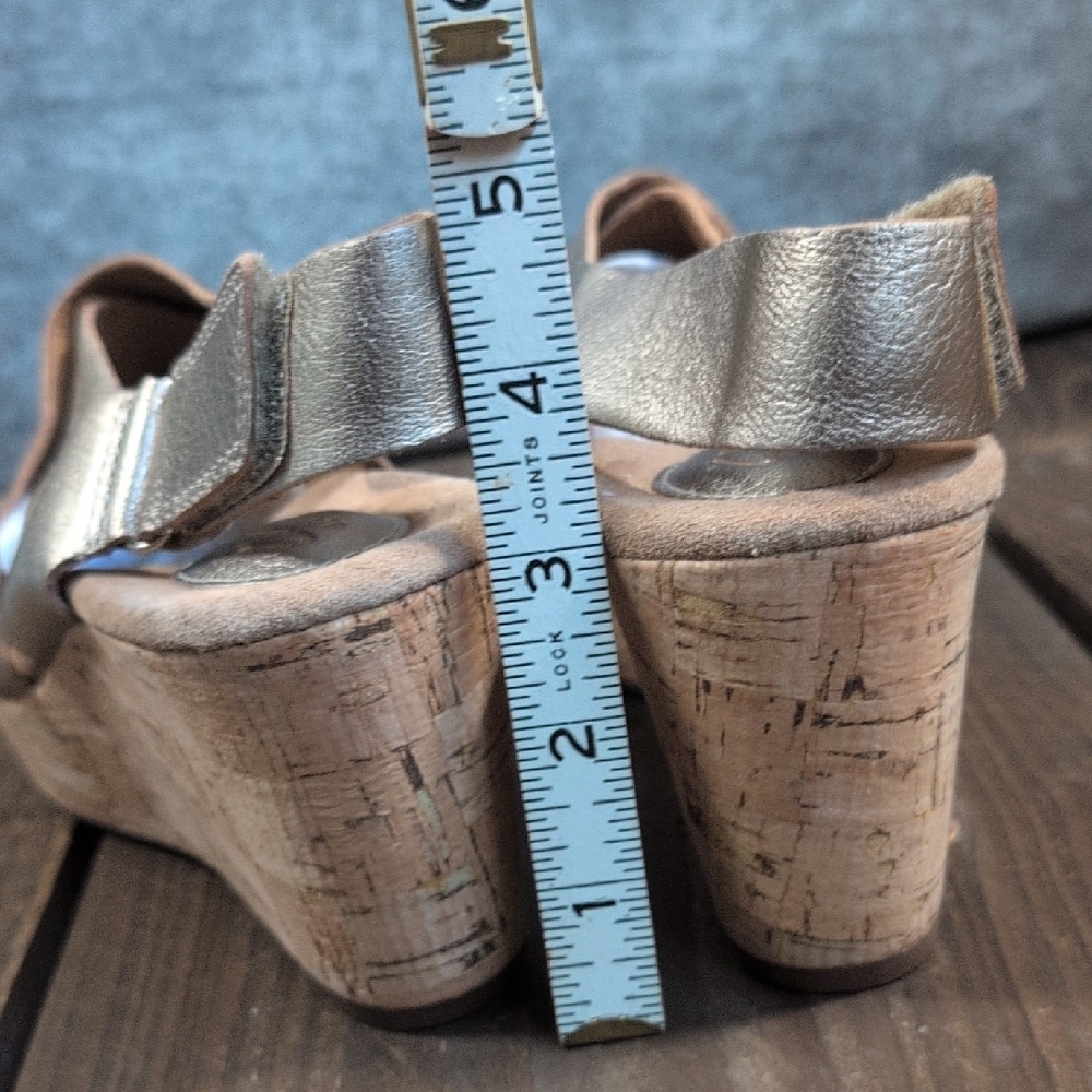 NWT Clarks Metallic Wedge Sandals 8 - Picture 6 of 8